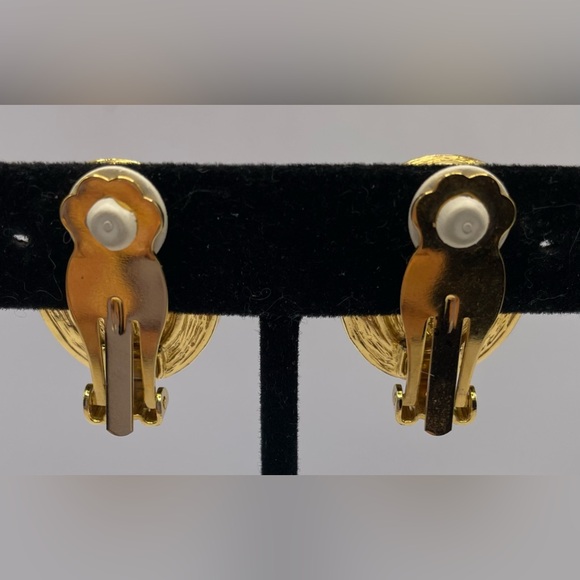 Gorgeous Gold Tone Clip On Earrings with Large Sapphire Blue Faceted Crystal - Picture 4 of 12